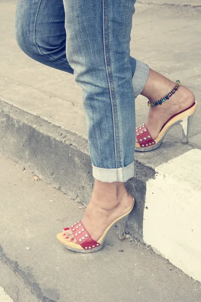 Pernas de mulher com sapatos de salto alto — Fotografia de Stock