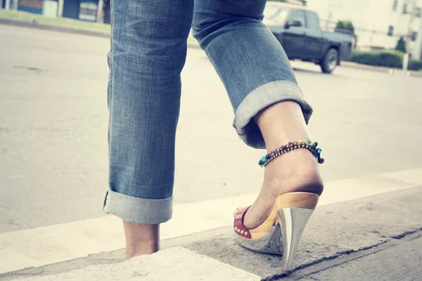 Jambes de femme avec des chaussures à talons hauts — Photo