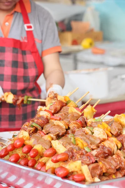 BBQ - rå nötkött grillspett — Stockfoto