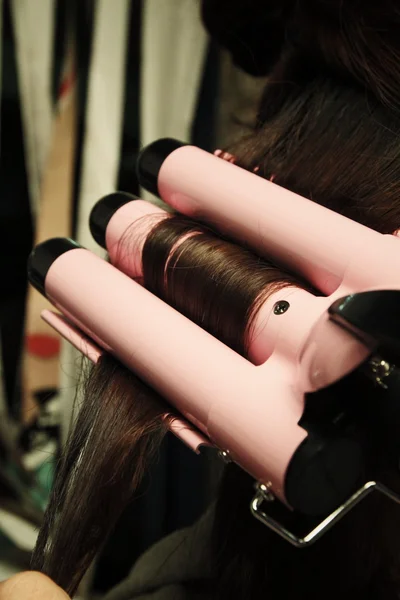 Mulher usando alisador de cabelo — Fotografia de Stock