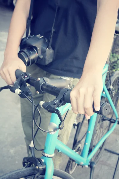 Donna e bici con macchina fotografica — Foto Stock
