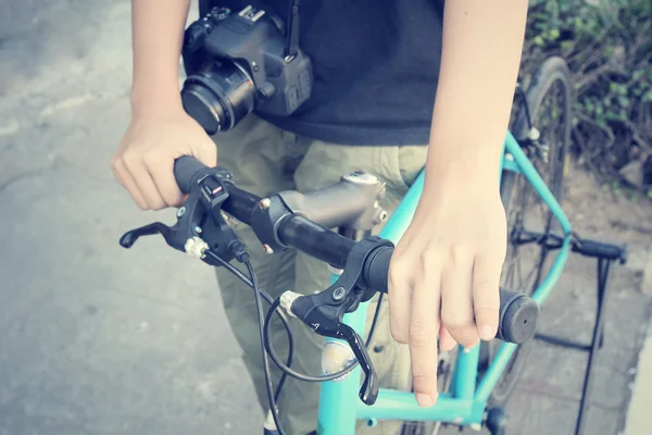 Mulher e bicicleta com câmera — Fotografia de Stock