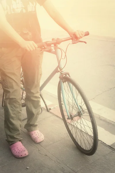 Женщина и велосипед с камерой — стоковое фото