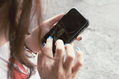 Akıllı telefon kullanan kadın