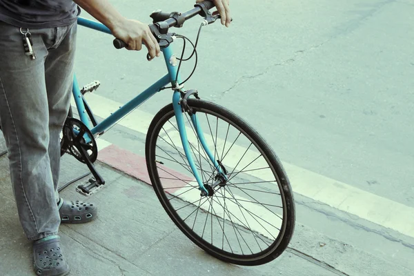Hand with bike — Stock Photo, Image