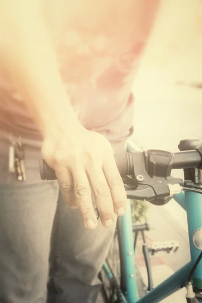 Hand mit Fahrrad — Stockfoto