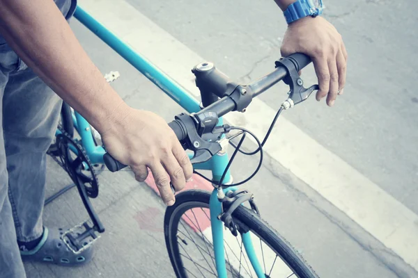 Mão com bicicleta — Fotografia de Stock