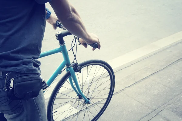 Mano con bicicleta — Foto de Stock