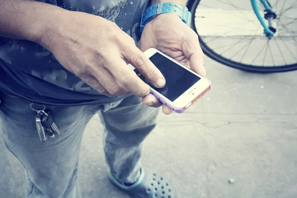 Homem usando telefone inteligente — Fotografia de Stock