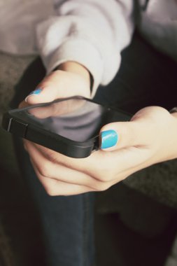 Akıllı telefon kullanan kadın