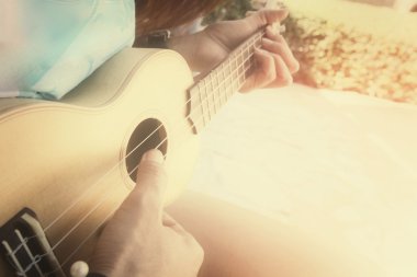 kadın oynarken ukulele