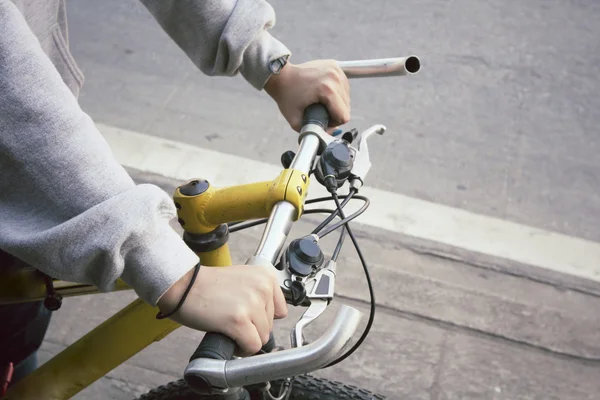 Mão com bicicleta — Fotografia de Stock