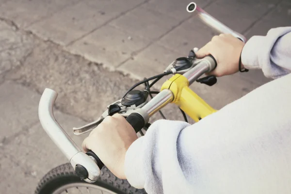 Hand met fiets — Stockfoto