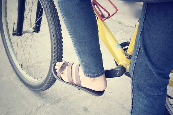 Andar de bicicleta com pernas — Fotografia de Stock