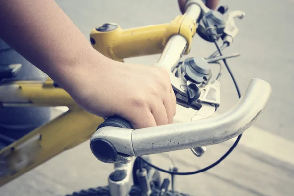 Mão com bicicleta — Fotografia de Stock