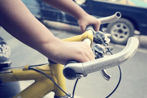 Mão com bicicleta — Fotografia de Stock