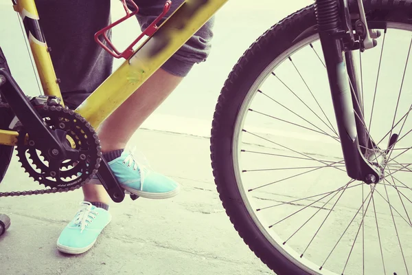 Montar en bicicleta con patas — Foto de Stock