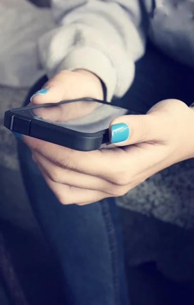 Mujer usando teléfono inteligente — Foto de Stock