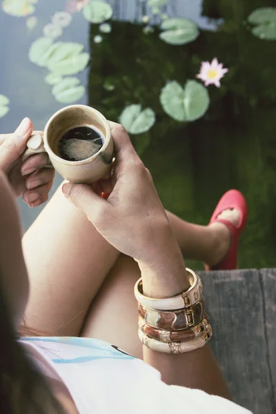 Frau trinkt Kaffee — Stockfoto