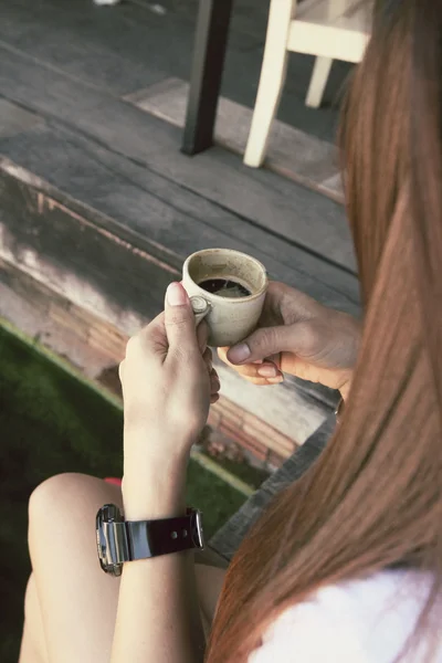 Mulher bebendo café — Fotografia de Stock