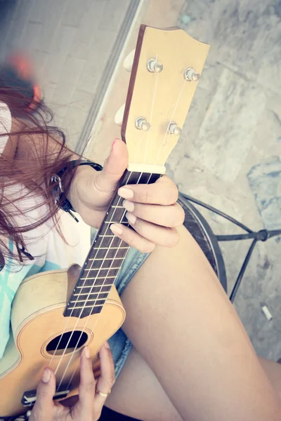 Vrouw spelen ukulele — Stockfoto