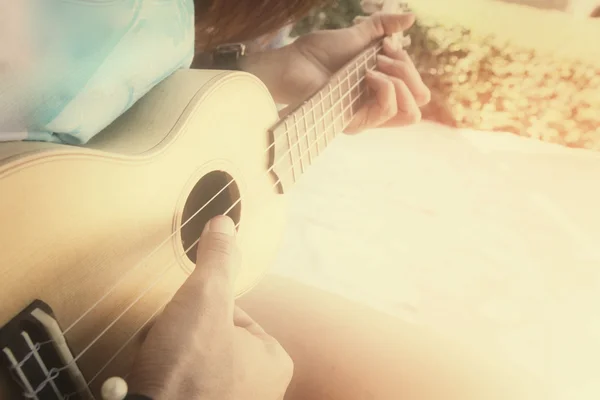 Mulher jogando ukulele — Fotografia de Stock