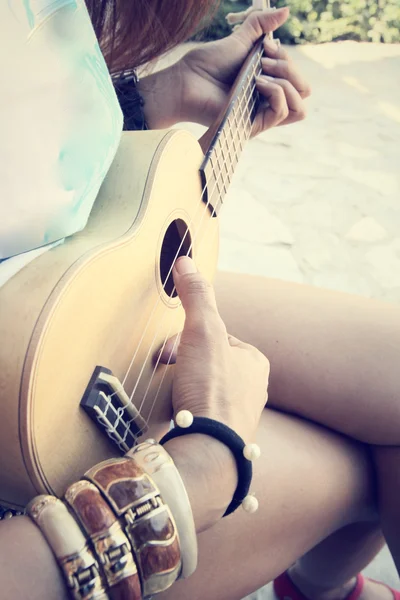 Mulher jogando ukulele — Fotografia de Stock