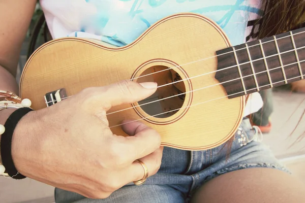 Mulher jogando ukulele — Fotografia de Stock