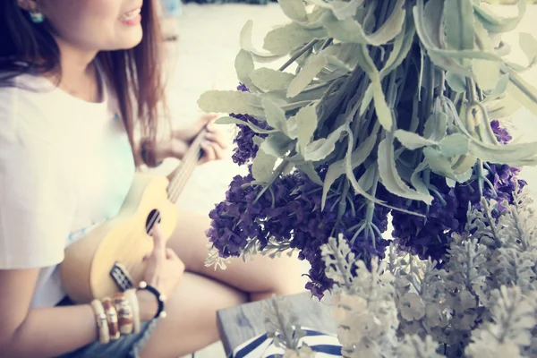 Nő játszott ukulele — Stock Fotó