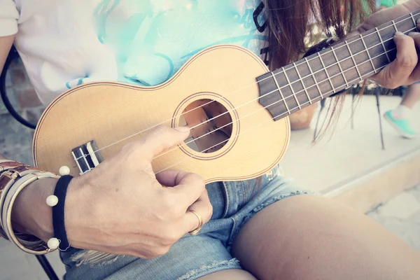 Mulher jogando ukulele — Fotografia de Stock