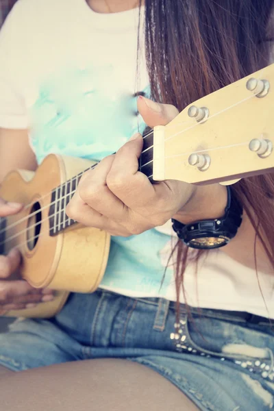 Mulher jogando ukulele — Fotografia de Stock