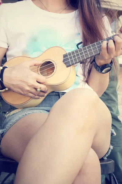 Mulher jogando ukulele — Fotografia de Stock