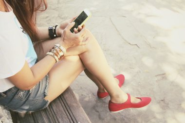 Akıllı telefon kullanan kadın