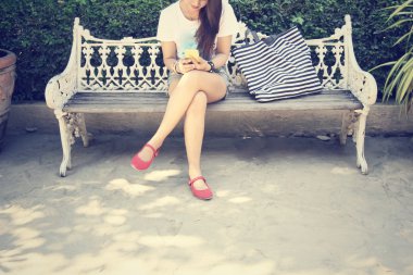 Akıllı telefon kullanan kadın