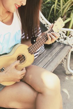  kadın oynarken ukulele