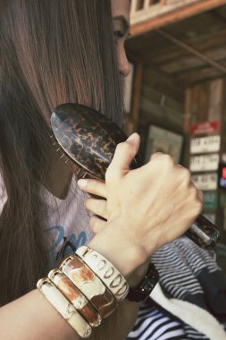 Saçlarını tarayan bir kadın