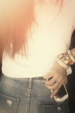 kot pantolon cebinde akıllı telefon