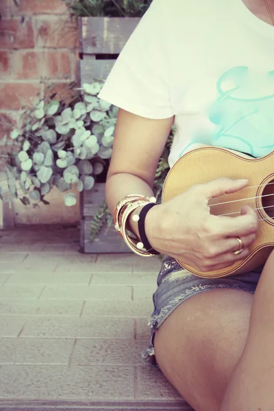 Жінка грає гавайська гітара — стокове фото