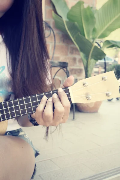 Frau spielt Ukulele — Stockfoto