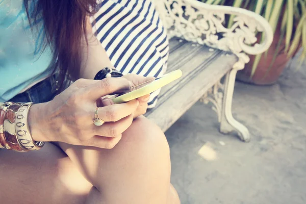Frau benutzt Smartphone — Stockfoto