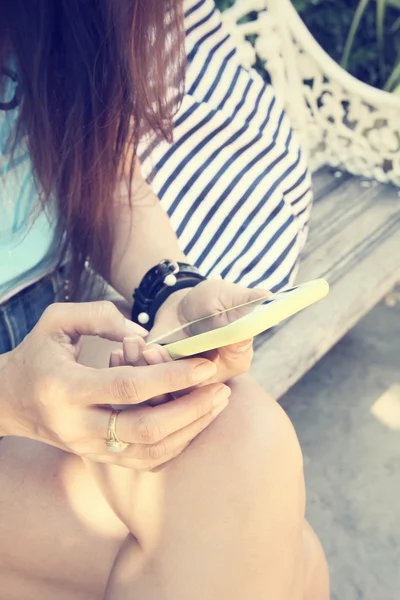 Женщина с помощью смартфона — стоковое фото
