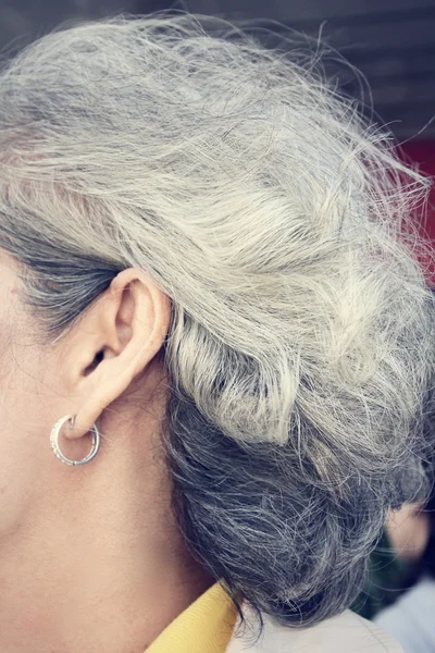 Senior kobieta z siwymi włosami — Zdjęcie stockowe