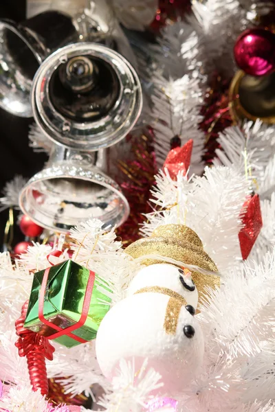 Белое рождественское дерево — стоковое фото