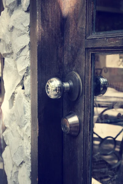 Drzwi z klamką metalowe — Zdjęcie stockowe