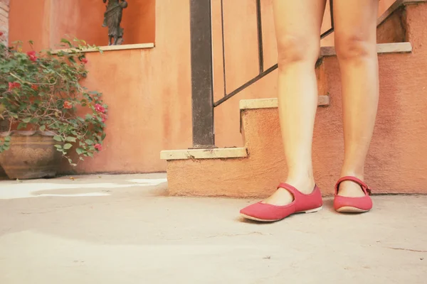 Женская нога и обувь — стоковое фото
