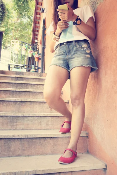 여자 다리와 신발 스마트폰 — 스톡 사진