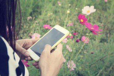 Akıllı telefon kullanan kadın