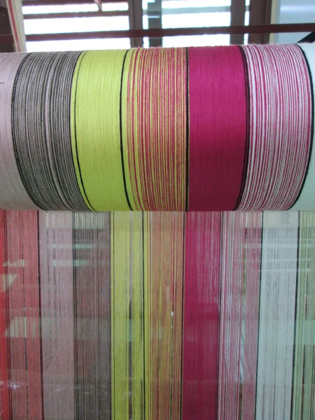繊維産業のためのスレッドを織り — ストック写真