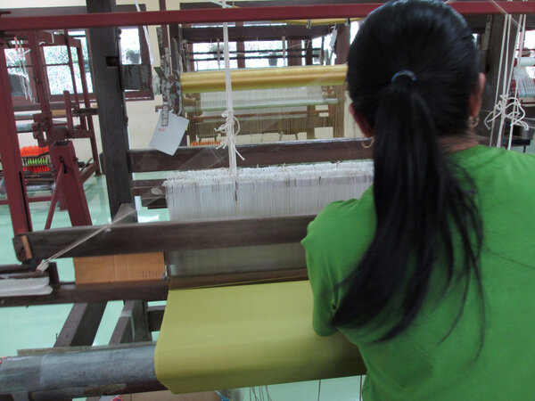 Weaving thread for the textile industry