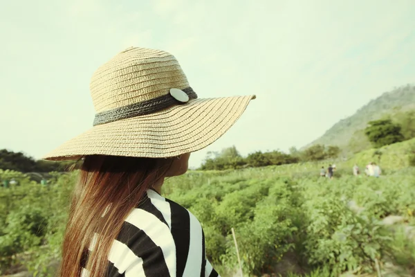 여름에는 모자와 함께 행복 한 여자 — 스톡 사진